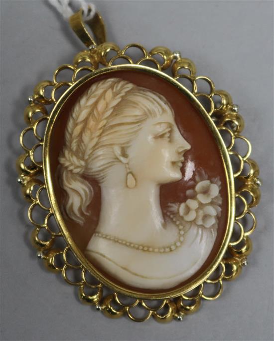 An oval cameo brooch in 18ct gold fancy openwork mount, 43mm.